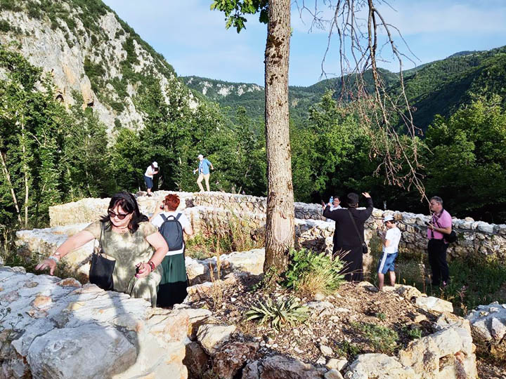 ХРИШЋАНСКЕ СТАРИНЕ У ВАСОЈЕВИЋИМА И ХОТИМА